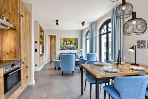a kitchen and dining room with a table and chairs at Ferienwohnung Sandbank in der Villa Martha Binz in Binz