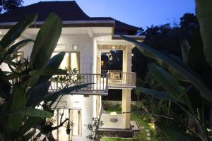 Casa bianca con balcone in giardino di Gading Homestay Ubud ad Ubud