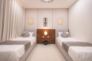 a room with two beds and a lamp in it at الاخشبان in Jeddah