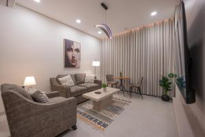 a living room with a couch and a table at الاخشبان in Jeddah