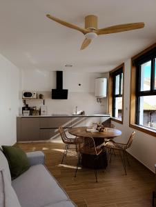 a living room with a ceiling fan and a table at O Recuncho do Castelo in Ribadavia
