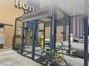 een fiets geparkeerd voor een gebouw bij Hotel Erasmus in Postojna