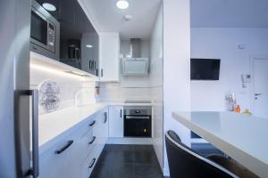 Kuchyň nebo kuchyňský kout v ubytování Apartamento Atico Real Suites