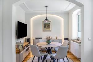 a dining room with a table and chairs at Ferienwohnung Schwarzmühle 2 in Neuer Anbau