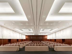 an empty lecture hall with rows of tables and chairs at Victoria Golf Resort and Spa Managed by Accor in Vilamoura +111 photos
