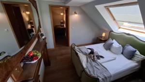 a bedroom with a bed in a room with a window at Wein-Hotel Auberge Mistral in Freiberg