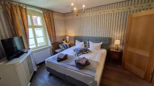 a bedroom with a bed with two towels on it at Wein-Hotel Auberge Mistral in Freiberg