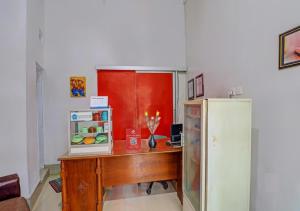 a room with a desk and a refrigerator at Ari Gusti Residence in Dalung