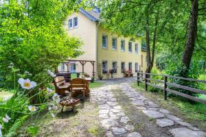a house with a garden and a fence at Ferienwohnung Schwarzmühle 2 in Neuer Anbau