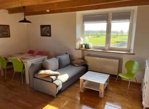 a living room with a couch and a table at Ferien auf dem Pferdehof in Rappin
