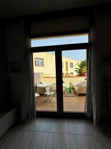 a room with a door open to a patio with a view at Casa Gino in El Cotillo