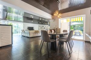 a kitchen and dining room with a table and chairs at Casa da Palmeira in Sesimbra
