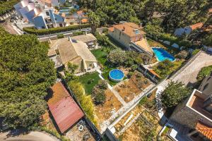 an aerial view of a house with a swimming pool at Casa da Palmeira in Sesimbra