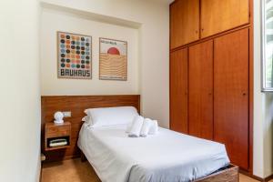 a bedroom with a bed with two towels at Dynamotel in San Marcello Pistoiese +7 photos