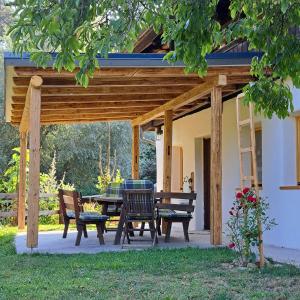 a patio with a table and chairs under a pavilion at "Hisel-Haus" in Techelsberg am Worthersee