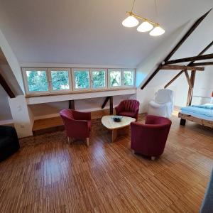 a room with chairs and a bed and a table at "Hisel-Haus" in Techelsberg am Worthersee