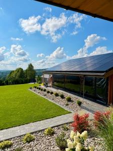 a house with solar panels on the roof at Widokówka Radostowa in Podmąchocice