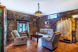 a living room with two chairs and a couch at El Regreso in Jarilla
