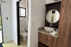 a bathroom with a sink and a mirror at Club Voca 5 in Coco