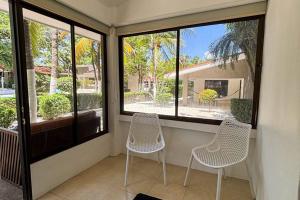 a porch with two chairs and two windows at Club Voca 8 in Coco