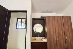 a bathroom with a sink and a mirror at Club Voca 8 in Coco