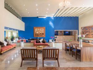 a large living room with a blue wall at Club Regina Cancun in Cancún