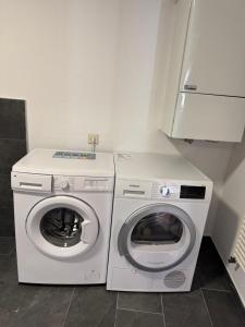 a washing machine and a dryer in a room at Elbstone 2 in Wittenberge +1 photo