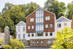 an image of a large house at Fowey Landing in Fowey