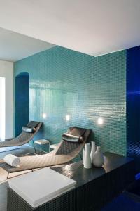 a bathroom with two hammocks and a green wall at Hôtel C2 in Marseille
