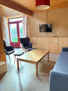 a living room with a coffee table and chairs at Les Gîtes du Chênelet in Landrethun-le-Nord +3 photos