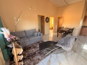 a living room with a couch and a table at Casa Verde in Mbocayaty