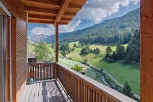 a balcony with a view of the mountains at Pritscheshof Ferienwohnung Balkon in Malles Venosta