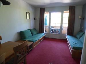 a living room with a couch and a table and a window at Détendez-vous à Montflanquin 47150 in Monflanquin