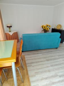 a living room with a blue couch and chairs at Casa do Valinho 
