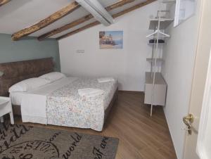 a small bedroom with a bed and a table at Monti d'aMare in Agerola