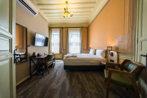 a hotel room with a bed and a desk at imera hotel in Edirne