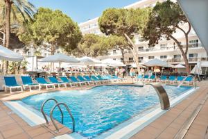 a pool with chairs and umbrellas in a hotel at Hotel Best Oasis Park in Salou