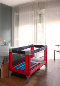 a bed with a red frame in a bedroom at Maison Rouge in Besnate
