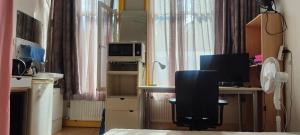 a room with a desk with a computer on it at Aangenaam & redelijk geprijsd in Amersfoort