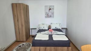 a small room with a bed and a closet at Casa MARI-SOR in Vulcan