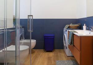 a bathroom with a toilet sink and a washing machine at Maison Rouge in Besnate