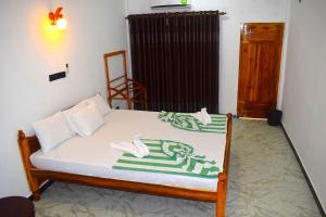 Rúm í herbergi á Palm Beach Resort by Yosha Guest