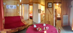 Ein Sitzbereich in der Unterkunft Chalets du Lac