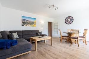 a living room with a couch and a table at Ferienhaus Bergverbunden in Fischen
