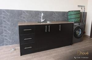 a washing machine and a sink in a room at Résidence Houé in Lomé +26 photos