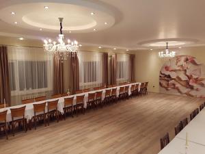 RūjienaにあるLauvas Līcisの長いテーブルと椅子が備わる広い客室です。