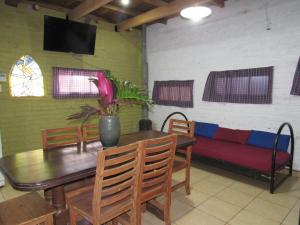 a living room with a table and a couch at Casa de huéspedes cochera cubierta in Oberá