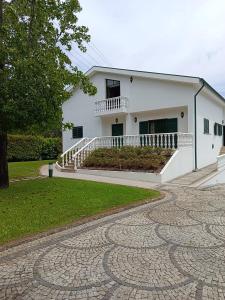a white house with a spiral driveway at Casa do Alto in Recarei