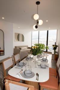 a dining room with a white table and chairs at Top Rentals EpiQ in Quito