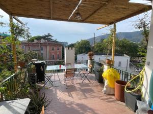 a patio with a table and chairs on a balcony at Baia Serena in Sestri Levante